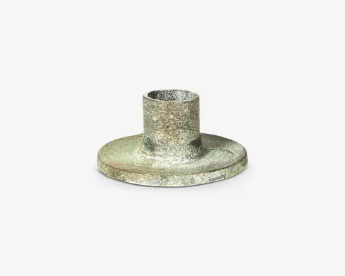 Galvaniseret metalbundplade med en cylindrisk midterkrave. Overfladen har en ru, tekstureret finish, og pladen er cirkulær med en hævet midtersektion. Kraven er designet til at passe til et rør eller en stang og giver stabil støtte samt modstandsdygtighed over for korrosion.