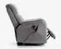 Sidebillede af en grå polstret lænestol i fuldt tilbagelænet position. Stolen har en kraftigt polstret ryg, sæde og armlæn for ekstra komfort. En ledningsforbundet fjernbetjening er fastgjort på siden, hvilket indikerer elektrisk tilbagelæningsfunktion. Fodstøtten er slået ud, og designet er moderne og blødt.