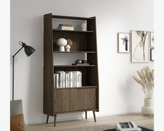 Højt opbevaringsskab i mørk valnød med fire åbne hylder, et nederste rum med to låger, skråtstillede sidepaneler og slanke, koniske ben i mid-century modern stil.