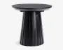 Rundt bord med en solid sort finish, der har en riflet, konisk piedestalbase. Basen har lodrette riller for et tekstureret udseende, og bordpladen er glat og let tyk, hvilket giver et moderne og robust udtryk.