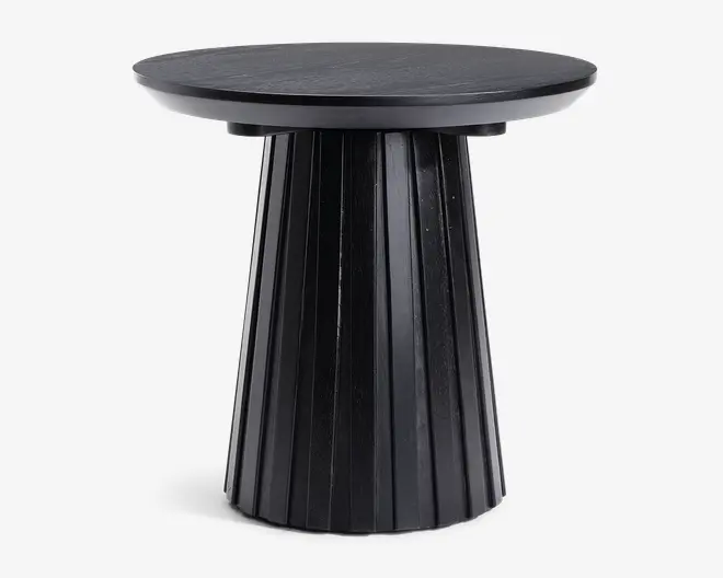 Rundt bord med en solid sort finish, der har en riflet, konisk piedestalbase. Basen har lodrette riller for et tekstureret udseende, og bordpladen er glat og let tyk, hvilket giver et moderne og robust udtryk.