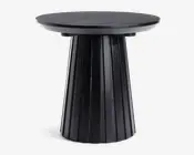 Rundt bord med en solid sort finish, der har en riflet, konisk piedestalbase. Basen har lodrette riller for et tekstureret udseende, og bordpladen er glat og let tyk, hvilket giver et moderne og robust udtryk.