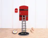 Et miniature dekorationsmiljø med en lille rød trædør med sorte metalbeslag og et rundt sølvhåndtag, monteret på en hvid væg. Til venstre for døren hænger en lille rød postkasse med teksten 'POST' og et hvidt hjerte. En grå stige fører op til døren fra en sort dørmåtte, hvor der står 'GOD JUL' med hvide bogstaver. På trægulvet foran døren står en lille tallerken med et spejlæg og en ske samt to små kartoffellignende genstande, hvilket giver et festligt eller eventyrligt juletema.