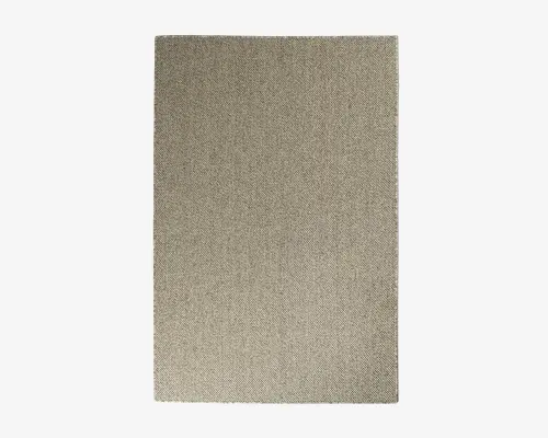 Rektangulært måtte med en tæt vævet, fint tekstureret overflade i en neutral beige farve. Kanterne er pænt afsluttede, og udseendet er enkelt og minimalistisk, hvilket gør den velegnet til forskellige indretninger.