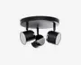 Moderne loftlampe med tre justerbare cylindriske spots, der er monteret på en rund base. Lampen har en mat sort finish med kromdetaljer omkring kanterne på hver spot. Spotsene kan drejes individuelt, så lyset kan rettes præcist, hvor det ønskes, hvilket gør lampen velegnet til både accent- og arbejdsbelysning.