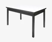 Rektangulært bord med en glat, hvid bordplade og solide, sorte ben og ramme. Designet er minimalistisk og moderne med rene linjer og holdbar konstruktion, der passer til forskellige miljøer.