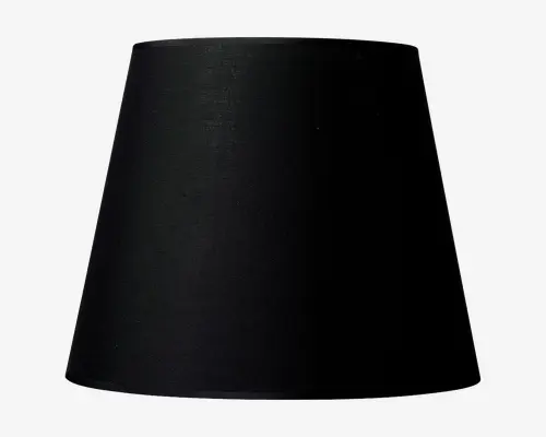 En sort, let konisk lampeskærm med en glat stofoverflade. Skærmen har en klassisk form, der er bredere forneden og smallere foroven, hvilket giver et moderne og minimalistisk udtryk. Stoffet virker tæt vævet og giver et ensartet og elegant udseende.