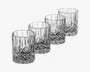 Sæt med fire klare, lave glas med tyk bund og indviklet slebet mønster. Glassene har et facetslebet design, der giver en glitrende effekt, især i den nederste halvdel, og har en glat, afrundet kant for behagelig drikning.