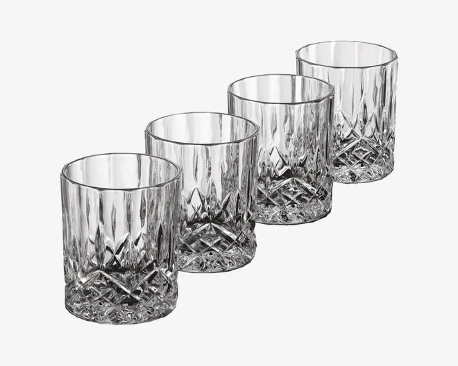 Sæt med fire klare, lave glas med tyk bund og indviklet slebet mønster. Glassene har et facetslebet design, der giver en glitrende effekt, især i den nederste halvdel, og har en glat, afrundet kant for behagelig drikning.