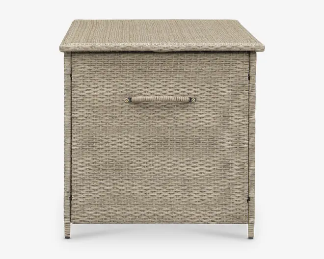 Kvadratisk opbevaringsboks med flettet rattan-lignende struktur i en lys beige farve. Boksen har et fladt låg og et enkelt vandret håndtag på fronten for nem åbning. Designet er enkelt og moderne, velegnet til både indendørs og udendørs brug.