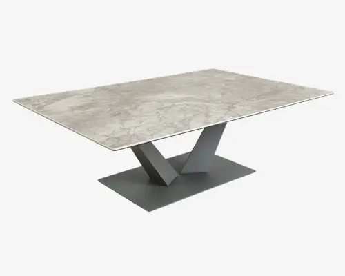 Rektangulært bord med en lys grå marmoreret bordplade og skrå kanter. Basen har et moderne design med to skråtstillede, krydsende metalsøjler i mat mørkegrå finish, som er fastgjort til en matchende rektangulær metalplade for stabilitet.