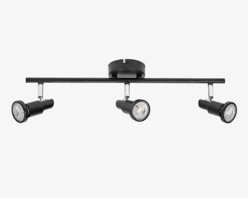 Loftmonteret lampearmatur med tre justerbare cylindriske spotlys i mat sort finish. Spotlysene er fastgjort til en lige, vandret skinne, hvilket giver mulighed for retningsbestemt belysning. Armaturet har et moderne, minimalistisk design med kromdetaljer ved samlingerne, og basen er rund og sidder tæt mod loftet.
