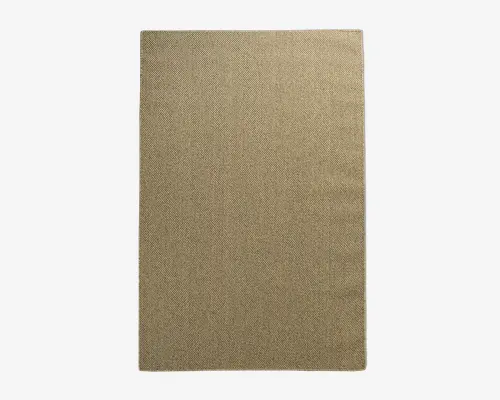 Rektangulært måtte med en diskret, tæt vævet struktur i en neutral beige farve. Kanterne er pænt afsluttede, og overfladen fremstår glat og jævn, hvilket gør den velegnet til forskellige indendørs miljøer. Designet er enkelt og minimalistisk, hvilket gør måtten alsidig til forskellige indretninger.