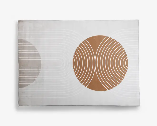 Rektangulært produkt med et minimalistisk geometrisk design. Hovedmønsteret består af en stor, central brun cirkel med hvide buede linjer, der danner symmetriske buer indeni. Til venstre ses en udtonet, delvis cirkel med lignende hvide linjer, hvilket skaber en følelse af bevægelse og balance. Baggrunden er lys og neutral, hvilket fremhæver det moderne og rene udtryk.