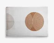 Rektangulært produkt med et minimalistisk geometrisk design. Hovedmønsteret består af en stor, central brun cirkel med hvide buede linjer, der danner symmetriske buer indeni. Til venstre ses en udtonet, delvis cirkel med lignende hvide linjer, hvilket skaber en følelse af bevægelse og balance. Baggrunden er lys og neutral, hvilket fremhæver det moderne og rene udtryk.