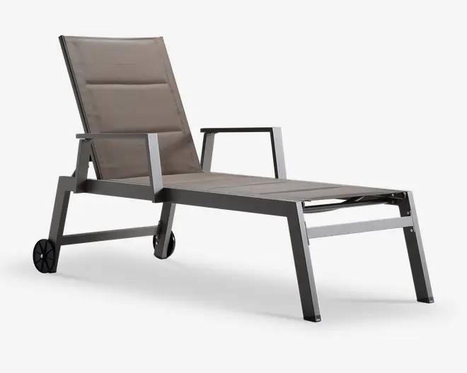 Moderne udendørs liggestol med robust metalstel og mat finish. Sæde og ryglæn er lavet af taupefarvet, vejrbestandigt stof med diskrete vandrette polstringer for ekstra komfort. Stolen har lige armlæn og to små hjul på de bagerste ben, hvilket gør den nem at flytte. Designet er stilrent og kantet, ideelt til moderne udendørsområder.
