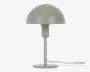 En moderne bordlampe med mat lysegrå finish, der har en kuppelformet skærm, en slank cylindrisk stander og en rund, flad fod. Lampen har et minimalistisk design og en synlig ledning, der går ud fra lampens fod.