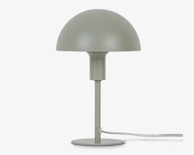 En moderne bordlampe med mat lysegrå finish, der har en kuppelformet skærm, en slank cylindrisk stander og en rund, flad fod. Lampen har et minimalistisk design og en synlig ledning, der går ud fra lampens fod.