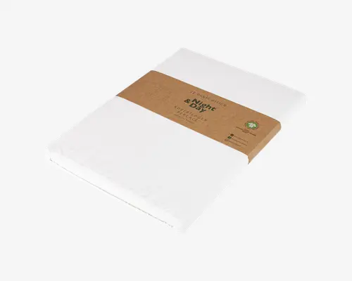 Et pænt sammenfoldet, ensfarvet hvidt tekstil med et brunt papirbånd omkring midten. Båndet har trykt branding og produktinformation, herunder miljøvenlige symboler. Stoffet ser glat og tæt pakket ud, hvilket indikerer, at det er nyt og ubrugt.
