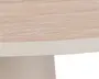 Nærbillede af en bordplade med lys træstruktur og en tyk, afrundet kant. Basen ser ud til at være lavet af et glat, solidt materiale i en lys beige farve, hvilket giver møblet et moderne og robust udtryk.