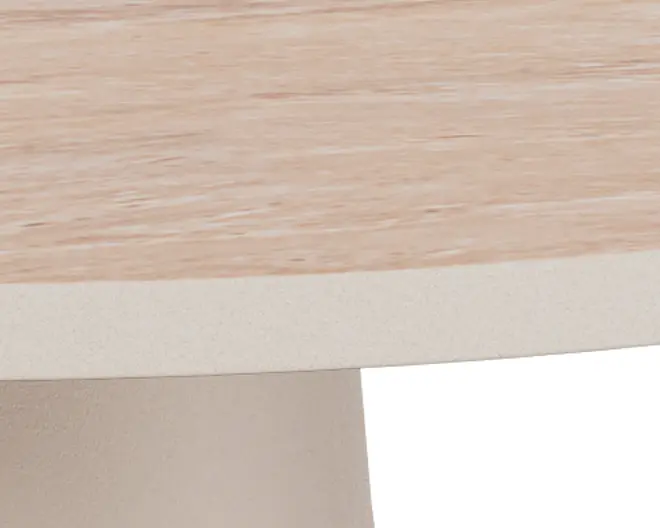 Nærbillede af en bordplade med lys træstruktur og en tyk, afrundet kant. Basen ser ud til at være lavet af et glat, solidt materiale i en lys beige farve, hvilket giver møblet et moderne og robust udtryk.