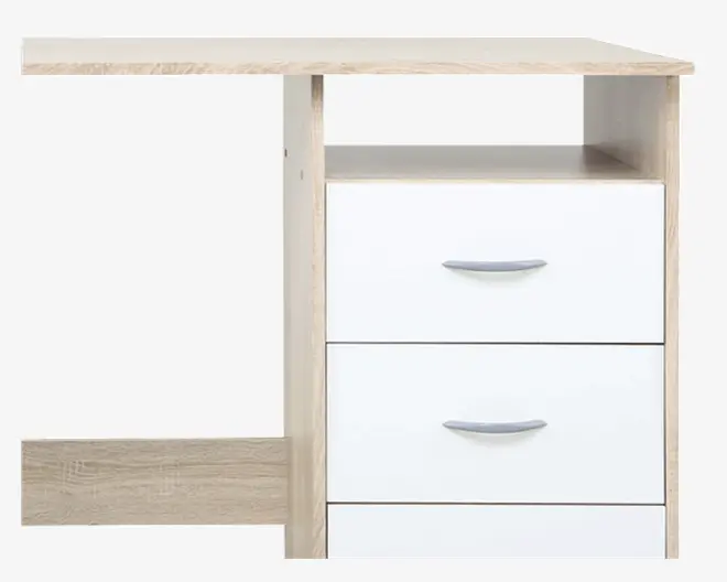 Et kompakt skrivebord med lys træfinish og hvide skuffefronter. Det har to rummelige skuffer med buede sølvhåndtag, en åben hylde over skufferne til ekstra opbevaring og en bred bordplade, der er egnet til at skrive eller placere en computer. Designet inkluderer et indrykket område på venstre side til benplads eller opbevaring af en stol.