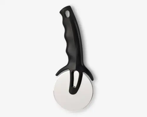 Roterende skæreskive i rustfrit stål med stor, rund skærekant og sort ergonomisk håndtag. Håndtaget har fingerfordybninger for et behageligt greb og et hul i enden til ophængning. Skæreskiven er delvist beskyttet af et plastskjold for øget sikkerhed.