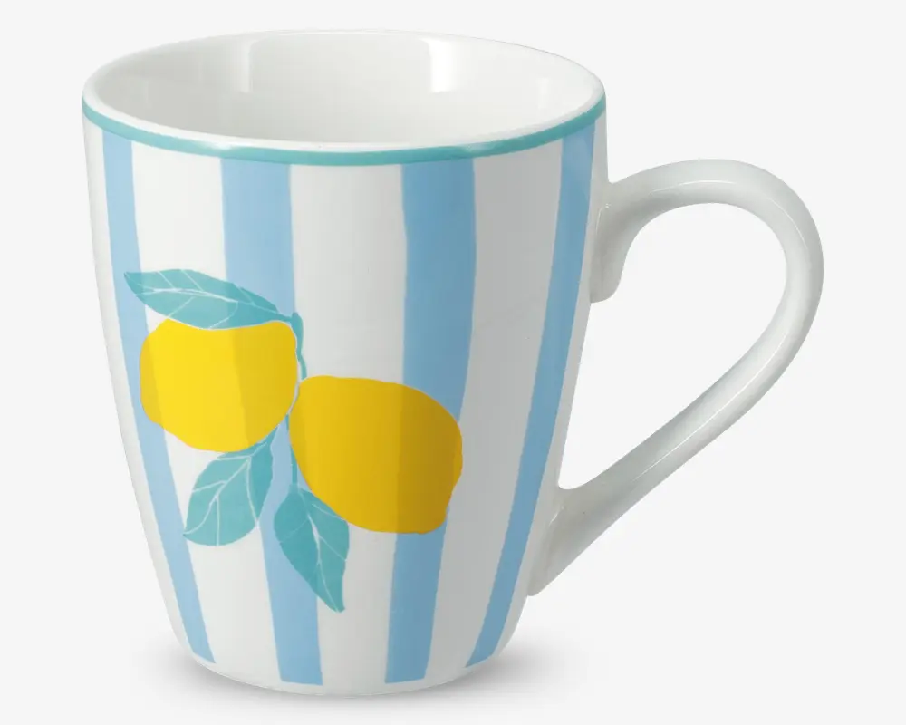 Keramikkrus med hvid inderside og lodrette lyseblå og hvide striber på ydersiden. Kruset har et motiv med to klare gule citroner og grønne blade på den ene side. Krusets kant er markeret med en tynd turkis linje. Hanken er buet, og kruset er let tilspidset mod bunden.