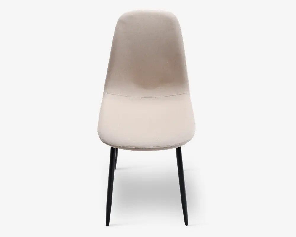 Moderne stol med let buet, polstret ryglæn og sæde betrukket med lysebeige stof. Stolen har slanke, let tilspidsede sorte metalben, hvilket giver et minimalistisk og nutidigt udtryk. Sæde og ryglæn er sømløst forbundet og giver en glat og komfortabel siddeflade.