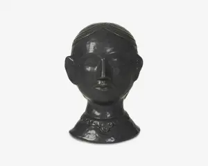 En blank, mørk buste med detaljeret, tekstureret hår og et mønstret design langs hårgrænsen. Ørerne er markante og veldefinerede, og halsen er udsmykket med en hævet, dekorativ krave med cirkulære og buede udsmykninger. Overfladen er glat og reflekterende, hvilket giver skulpturen et poleret udtryk.