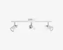 Moderne loftmonteret lampe med en lige, horisontal stang og tre justerbare cylindriske spotlys. Lampen har en mat hvid finish med kromdetaljer ved basen af hvert spotlys. Hvert spotlys kan drejes og vippes individuelt for at rette lyset efter behov. Designet er minimalistisk og passer til moderne indretning.