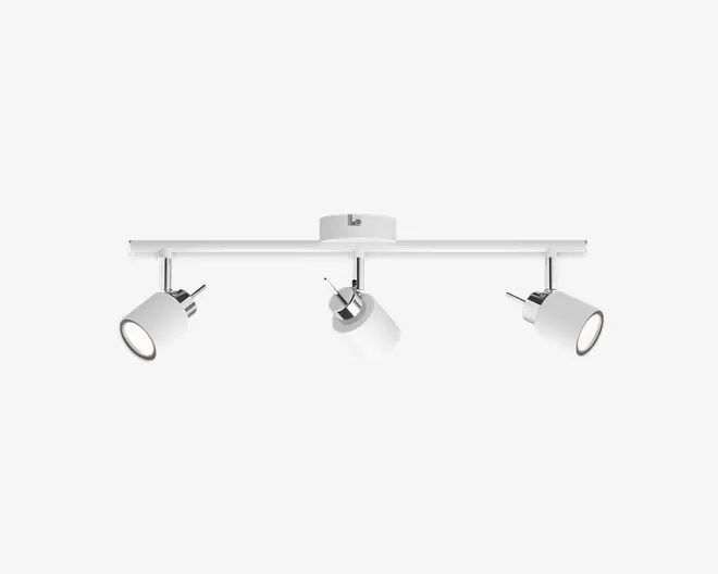 Moderne loftmonteret lampe med en lige, horisontal stang og tre justerbare cylindriske spotlys. Lampen har en mat hvid finish med kromdetaljer ved basen af hvert spotlys. Hvert spotlys kan drejes og vippes individuelt for at rette lyset efter behov. Designet er minimalistisk og passer til moderne indretning.