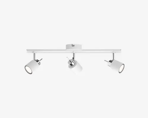 Moderne loftmonteret lampe med en lige, horisontal stang og tre justerbare cylindriske spotlys. Lampen har en mat hvid finish med kromdetaljer ved basen af hvert spotlys. Hvert spotlys kan drejes og vippes individuelt for at rette lyset efter behov. Designet er minimalistisk og passer til moderne indretning.