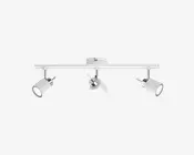 Moderne loftmonteret lampe med en lige, horisontal stang og tre justerbare cylindriske spotlys. Lampen har en mat hvid finish med kromdetaljer ved basen af hvert spotlys. Hvert spotlys kan drejes og vippes individuelt for at rette lyset efter behov. Designet er minimalistisk og passer til moderne indretning.