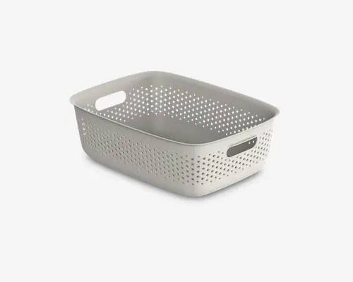 Rektangulær opbevaringskurv lavet af lysegrå plastik med perforeret mønster på siderne for ventilation. Har to indbyggede håndtag på modsatte sider for nem transport. Kurven har en glat, afrundet kant og en solid konstruktion, velegnet til organisering af forskellige husholdningsgenstande.