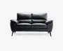 Elegant sort sofa med glat læderlignende betræk, udstyret med bløde, fyldige ryg- og sædehynder for ekstra komfort. Armlænene er brede og polstrede, hvilket giver ekstra støtte. Sofaen står på fire let skrå, solide ben, hvilket giver et moderne og løftet udtryk. Velegnet til moderne stuer.