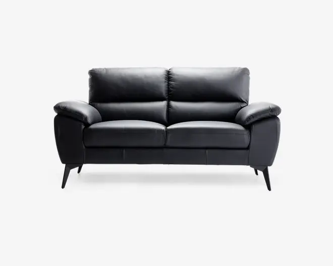 Elegant sort sofa med glat læderlignende betræk, udstyret med bløde, fyldige ryg- og sædehynder for ekstra komfort. Armlænene er brede og polstrede, hvilket giver ekstra støtte. Sofaen står på fire let skrå, solide ben, hvilket giver et moderne og løftet udtryk. Velegnet til moderne stuer.