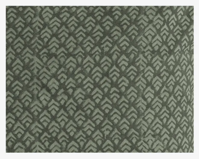 Nærbillede af et tekstiler med et gentagende geometrisk mønster i olivengrønne nuancer. Mønstret består af små, chevron-lignende former, der er tæt arrangeret i et sammenflettet design, hvilket giver stoffet et diskret, tredimensionelt udseende.