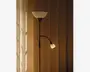 Høj standerlampe med sort metalstang og to lyskilder: en opadrettet, skålformet hovedlampe øverst og en mindre, justerbar læselampe fastgjort til stangen. Begge lamper har matterede, hvide glasskærme. Læselampen sidder på en fleksibel arm, så den nemt kan rettes.