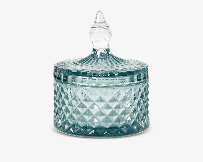 Rund glasbeholder med diamantmønsteret tekstur, udstyret med et matchende låg med dekorativt spids håndtag. Beholderen er transparent med et let blåligt skær, og låget passer tæt, hvilket gør den velegnet til opbevaring af små genstande. Det detaljerede design giver et elegant, vintage udtryk.