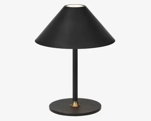 Elegant bordlampe med en mat sort, bred konisk skærm og matchende rund fod. Lampen har en slank, lige stang og en diskret messingdetalje ved stangens fod, som giver et strejf af elegance til det minimalistiske design. Udtrykket er moderne og enkelt, velegnet til nutidige indretninger.