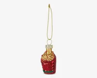 Et glitrende ornament formet som en rød pommes frites-bakke med gyldne fritter, der stikker op fra toppen. Ornamentet har en metallisk finish og er udstyret med en gylden hætte og en glitrende guldfarvet snor til ophæng. Der er grønne detaljer nederst på bakken og realistisk tekstur på fritterne.