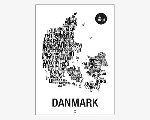 Minimalistisk sort-hvid plakat med et typografisk kort over Danmark. Landets form er skabt af navne på forskellige danske byer og områder, hvor hvert navn er tilpasset i størrelse og placering, så det passer inden for landets omrids. Ordet "DANMARK" står tydeligt med store, fede bogstaver nederst. Designet er enkelt og moderne, og øen Bornholm er markeret med en cirkulær label øverst til højre.
