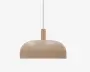 En beige kuppelformet pendellampe med glat mat overflade og en slank ophængningsledning.