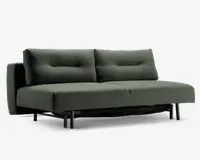 En moderne, kompakt sofa med dybgrønt betræk og et minimalistisk design. Den har to store, bløde ryghynder med diskrete knapdetaljer og en tyk, fast siddepude. Sofaen står på solide sorte metalben, hvilket giver et stabilt fundament og et moderne udtryk. Den overordnede form er firkantet med rene linjer, hvilket gør den velegnet til små stuer eller lejligheder.
