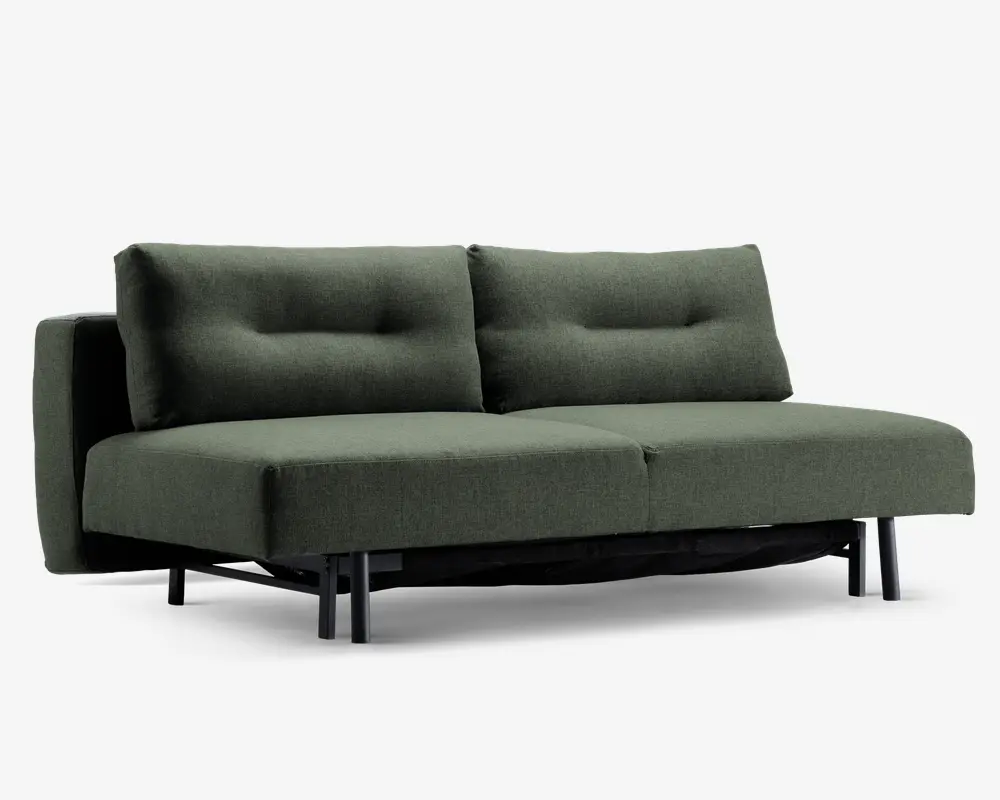 En moderne, kompakt sofa med dybgrønt betræk og et minimalistisk design. Den har to store, bløde ryghynder med diskrete knapdetaljer og en tyk, fast siddepude. Sofaen står på solide sorte metalben, hvilket giver et stabilt fundament og et moderne udtryk. Den overordnede form er firkantet med rene linjer, hvilket gør den velegnet til små stuer eller lejligheder.