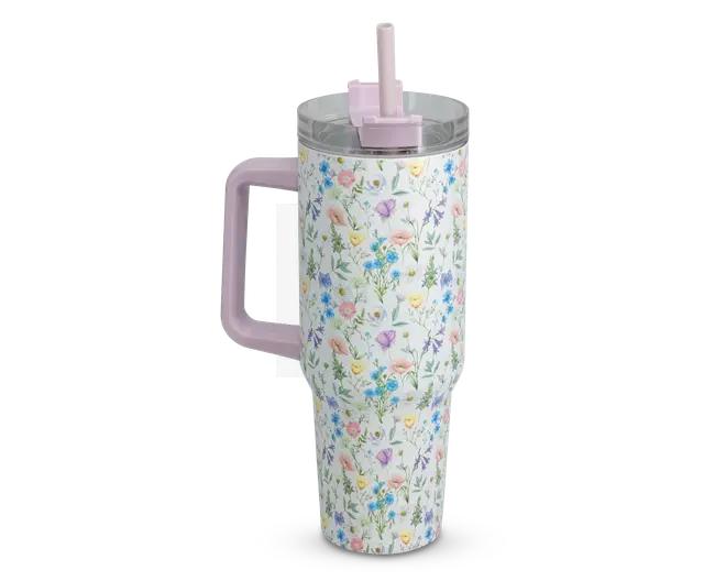 Høj, isoleret drikkebæger med et pastelfarvet blomsterprint, der viser lyserøde, blå og gule blomster på hvid baggrund. Bægeret har et stort, solidt lyserødt håndtag og et matchende lyserødt låg med opklappeligt sugerør. Det gennemsigtige låg slutter tæt, og designet er både funktionelt og dekorativt, velegnet til at holde drikkevarer varme eller kolde.