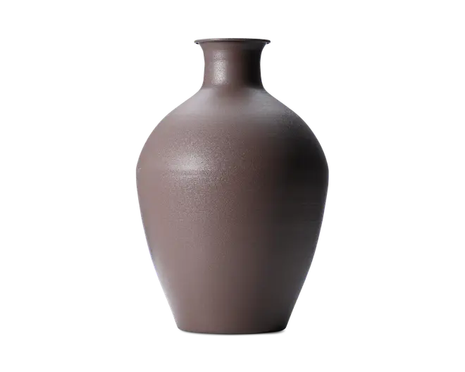 En mat mørkebrun keramikvase med smal, let udadbuet hals, afrundede skuldre og en smal bund, vist på sort baggrund.
