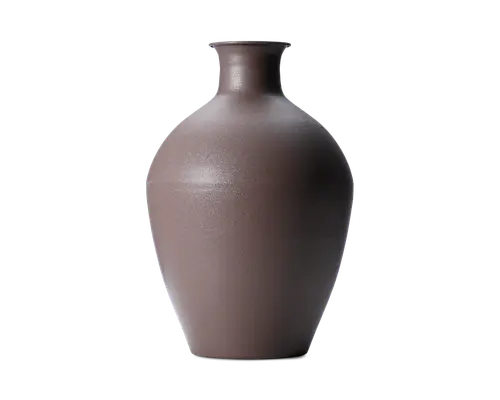 En mat mørkebrun keramikvase med smal, let udadbuet hals, afrundede skuldre og en smal bund, vist på sort baggrund.