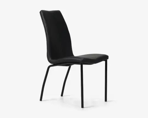 Moderne stol med høj, let buet ryg og polstret sæde, begge betrukket med sort kunstlæder. Stolen har slanke metalben med mat sort finish, hvilket giver et stilrent og minimalistisk udtryk. Designet er moderne og egner sig til både spisebord eller kontor.